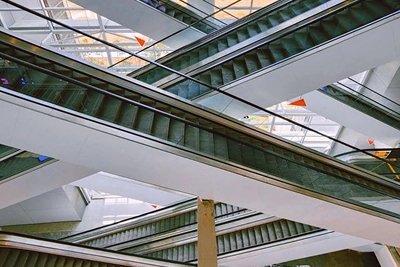 Crisscross escalator arrangement