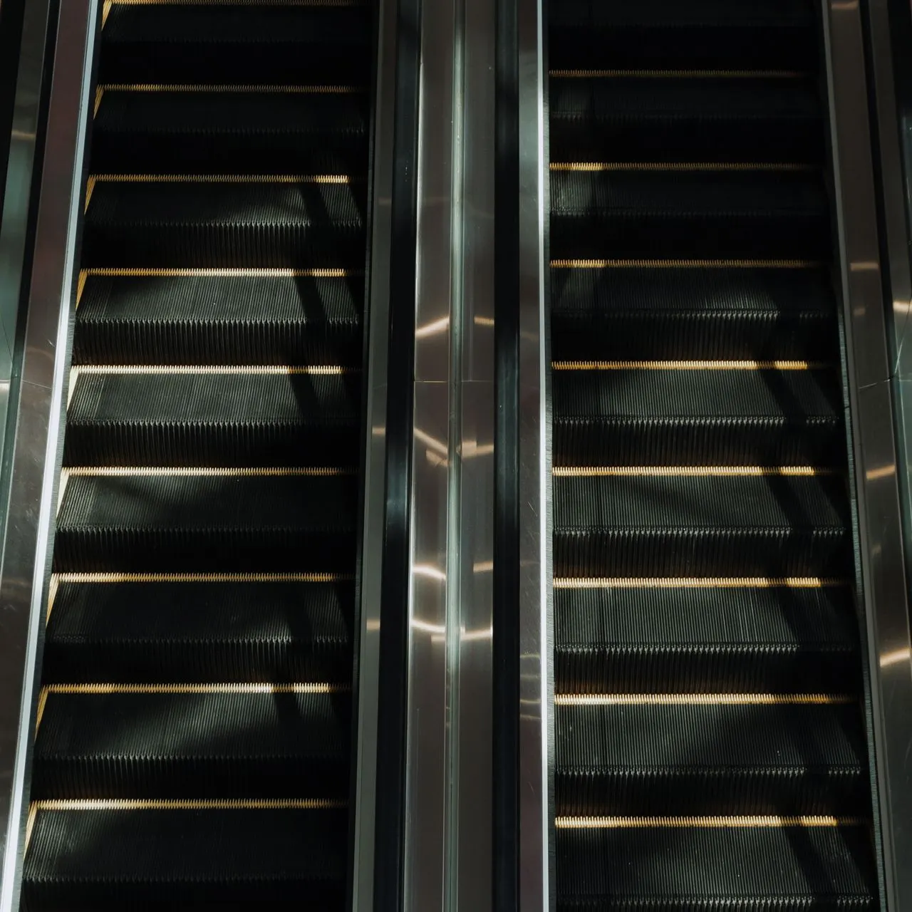 Heavy-duty escalators