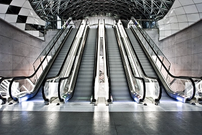 Multiple parallel escalator arrangement