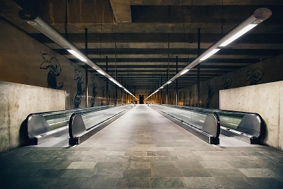 Parallel moving walkway arrangement